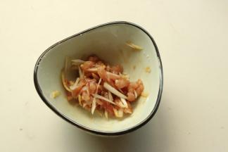 猪瘦肉切细丝，加葱姜丝和少许盐少许色拉油腌一下。