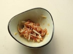 猪瘦肉切细丝，加葱姜丝和少许盐少许色拉油腌一下。