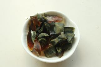 半个松花蛋切小块。