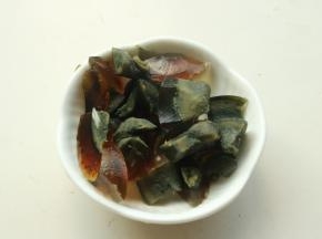 半个松花蛋切小块。