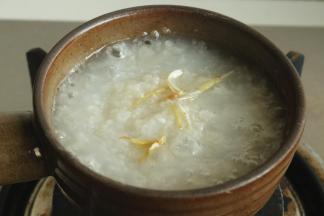 先加入一些姜丝，煮出香味。