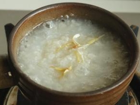 先加入一些姜丝，煮出香味。