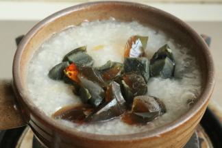 加入松花蛋，煮半分钟。