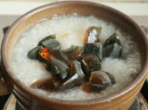 加入松花蛋，煮半分钟。