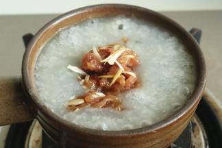 再加入肉丝，搅匀，就可以关火了。锅体本身也会蓄有一些热量，会再沸腾一会，这些就足够煮熟肉丝了。