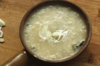 最后撒 一些葱末，好吃的皮蛋瘦肉粥就做好了，是不是超级简单，连碗都省了。