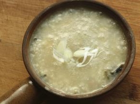 最后撒 一些葱末，好吃的皮蛋瘦肉粥就做好了，是不是超级简单，连碗都省了。