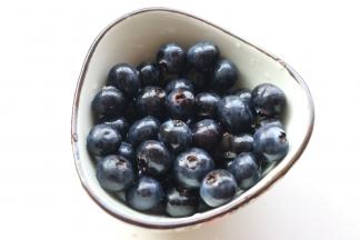 蓝莓洗净沥干水分。