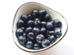 蓝莓洗净沥干水分。