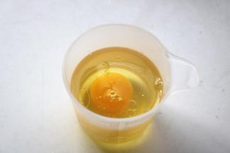 油和鸡蛋混合。