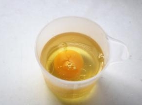 油和鸡蛋混合。