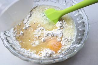 低粉、泡发粉、白糖、盐混合，倒入刚才的液体混合液