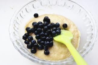 混合均匀后加入蓝莓。