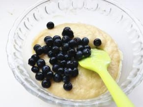 混合均匀后加入蓝莓。