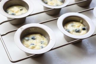 倒入学厨模具，6、7分满的样子即可。