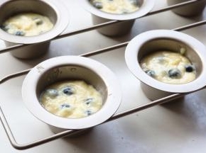 倒入学厨模具，6、7分满的样子即可。