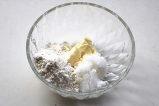 制作香酥粒，黄油软化切块，加面粉和糖粉，搓成小粒状即可。