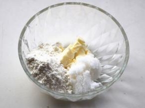 制作香酥粒，黄油软化切块，加面粉和糖粉，搓成小粒状即可。