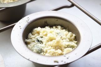 香酥粒均匀撒在马芬面糊表面。