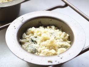 香酥粒均匀撒在马芬面糊表面。