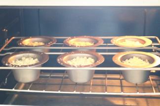 烤箱预热200度，烤20分钟左右表面呈酥脆状就可以了。