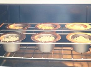 烤箱预热200度，烤20分钟左右表面呈酥脆状就可以了。