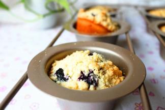 烤的过程中，蓝莓会慢慢膨胀，爆出紫色汁液，马芬也变得漂亮了。