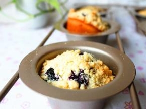 烤的过程中，蓝莓会慢慢膨胀，爆出紫色汁液，马芬也变得漂亮了。