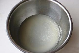 水，盐，酵母混合均匀。