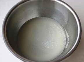 水，盐，酵母混合均匀。