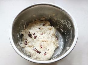 加入蔓越莓干，用刮刀拌匀，很湿粘，但是没关系，反正不用手，拌匀后，盖上保鲜膜发酵40分钟左右。