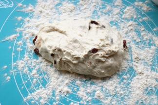 垫子上撒上粉，配方外粉量，把发酵好的面团用刮刀移到垫子上，表面也撒上粉，