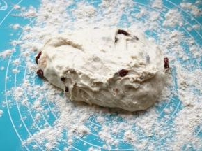 垫子上撒上粉，配方外粉量，把发酵好的面团用刮刀移到垫子上，表面也撒上粉，