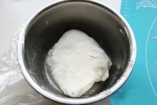 再对折一下，放入盆里继续发酵40分钟。