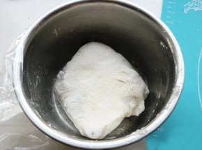 再对折一下，放入盆里继续发酵40分钟。