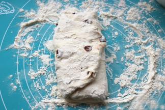 手上也用一些粉，把面团按成片状，两边如图折上去。