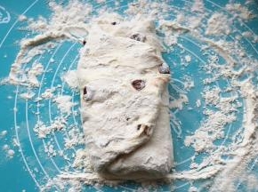 手上也用一些粉，把面团按成片状，两边如图折上去。