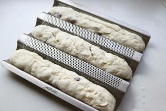 表面略微割口，因为太软，需要用非常锋利的刀子，不割也没关系，在烤箱里放一碗热水，继续发酵40分钟