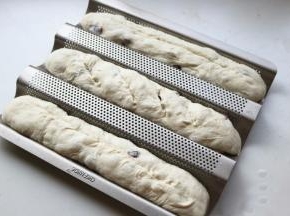 表面略微割口，因为太软，需要用非常锋利的刀子，不割也没关系，在烤箱里放一碗热水，继续发酵40分钟