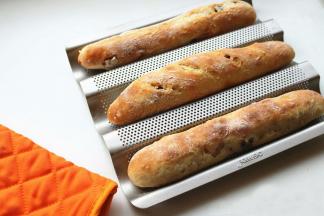 发酵完成，送入预热180度的烤箱，烤20分钟左右，表面变脆硬即可，烤好的棍子放烤架晾凉。