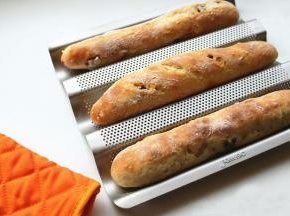 发酵完成，送入预热180度的烤箱，烤20分钟左右，表面变脆硬即可，烤好的棍子放烤架晾凉。