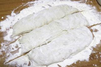 用刮刀分成三份。