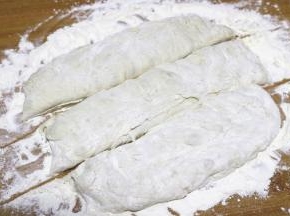 用刮刀分成三份。