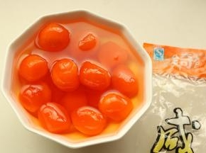 金奇香最大号蛋黄，用玉米油提前浸泡1到3天。冷冻的蛋黄油分会丧失，所以需要有油浸泡。因为时间关

系，我只泡了一天多，其实已经很好了，泡三天最佳。