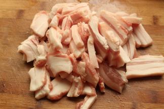 自己做猪油是最放心的，猪肥肉切薄片，猪板油最好，不过现在很难买到，我用的较肥的五花肉，大约1斤肉能出半斤的油。