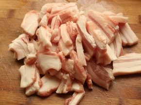 自己做猪油是最放心的，猪肥肉切薄片，猪板油最好，不过现在很难买到，我用的较肥的五花肉，大约1斤肉能出半斤的油。