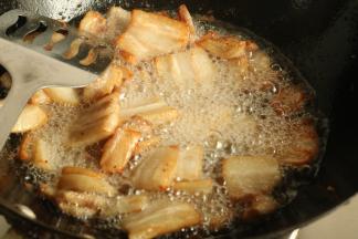 猪肉片放入炒锅，慢慢煸出油脂，油分会慢慢析出，最后熬到猪油微黄的状态就好了，捞出油渣，晾凉待

用。