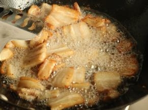 猪肉片放入炒锅，慢慢煸出油脂，油分会慢慢析出，最后熬到猪油微黄的状态就好了，捞出油渣，晾凉待

用。
