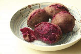 紫薯洗净，带皮蒸30分钟左右，视紫薯大小，能用筷子轻松插透就是熟了。