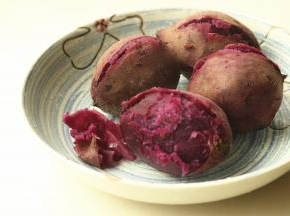 紫薯洗净，带皮蒸30分钟左右，视紫薯大小，能用筷子轻松插透就是熟了。